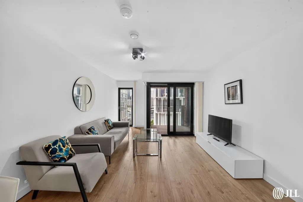 Flat Meridian Square in Greater London