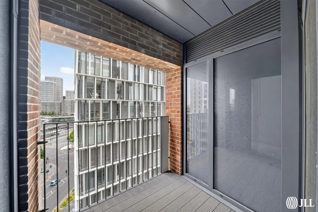 Flat Meridian Square in Greater London