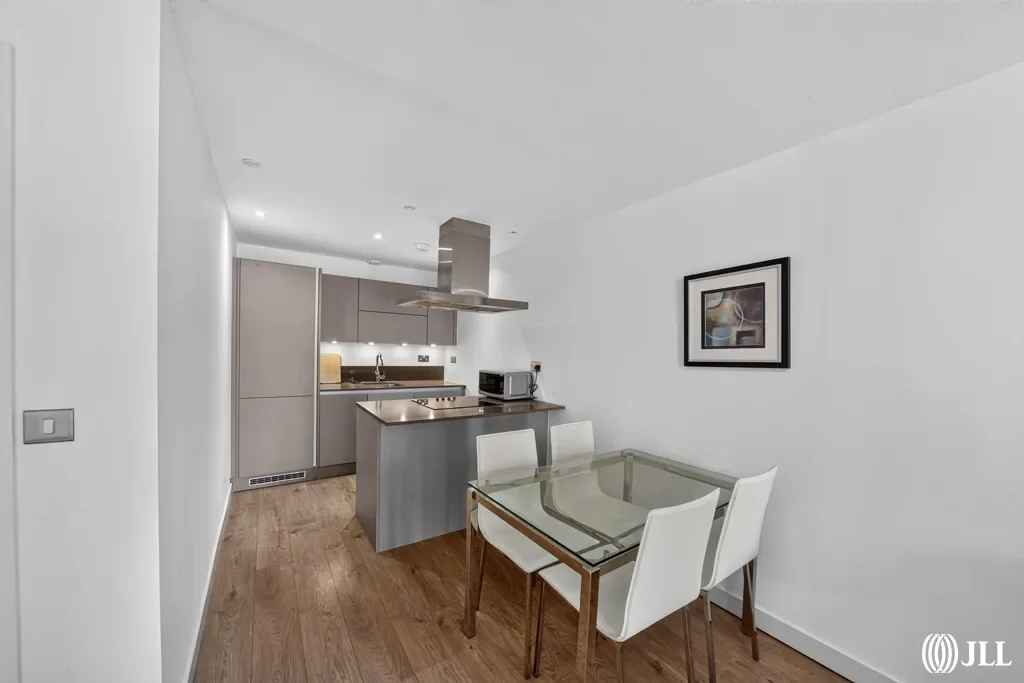Flat Meridian Square in Greater London