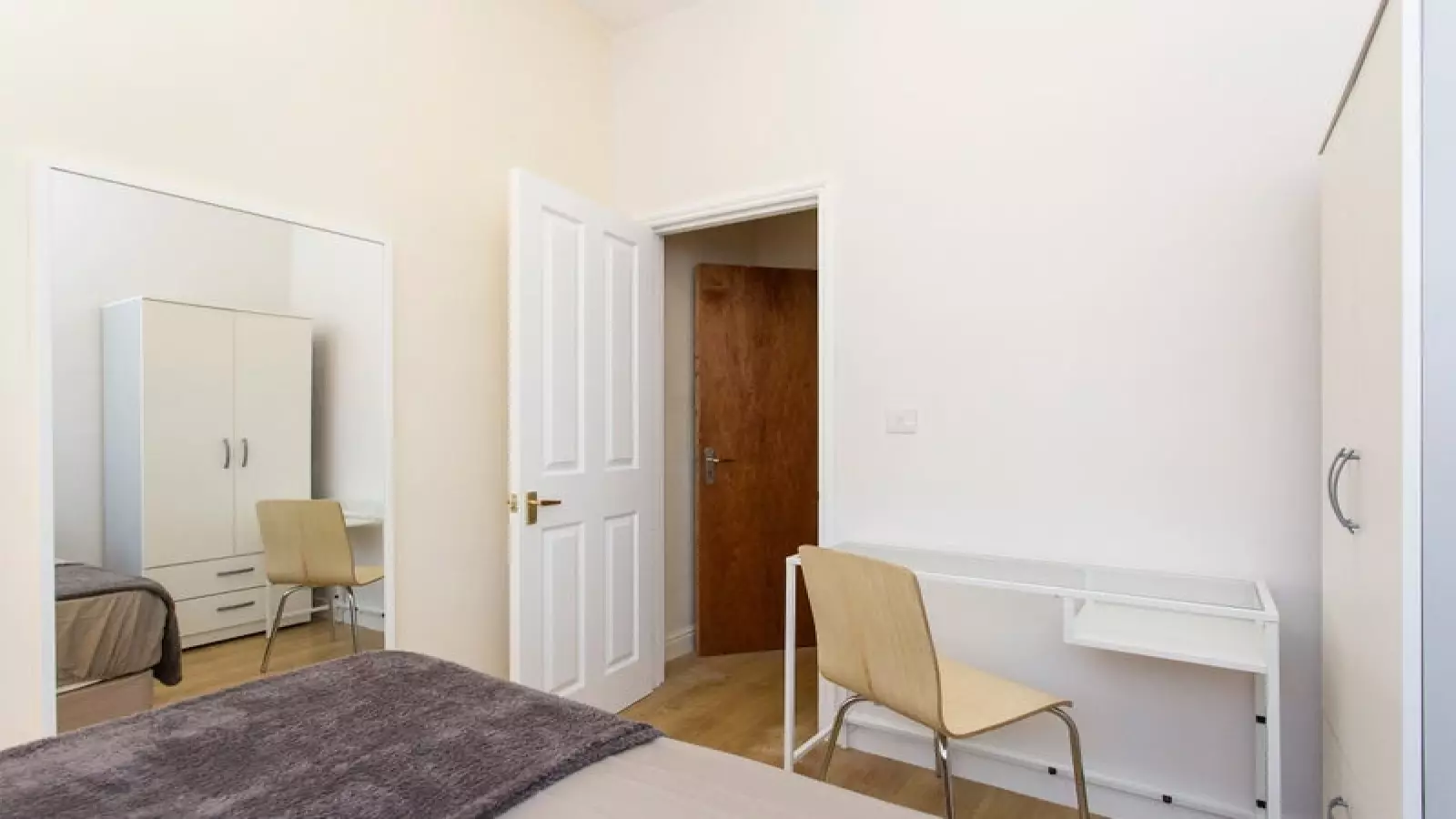 Flat Sheen Lane in Greater London