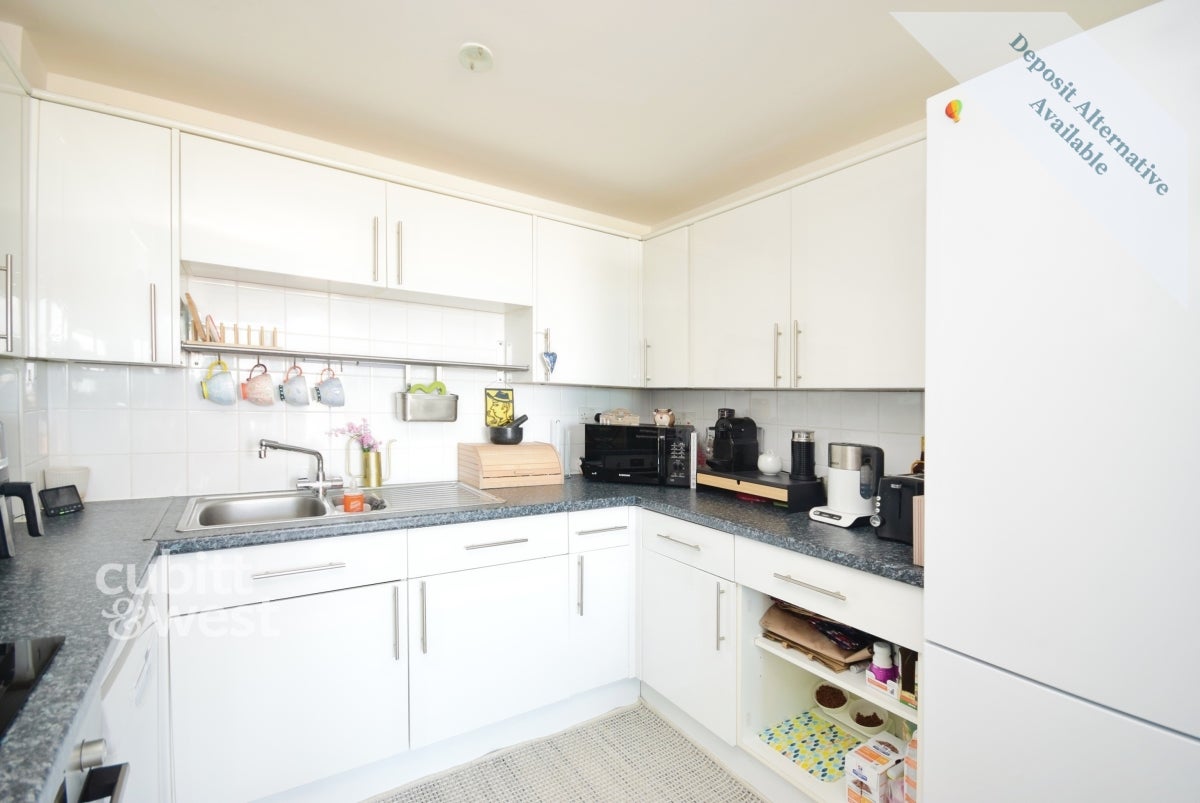 Flat Wheatcroft Court in Greater London