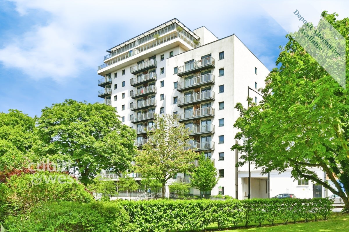 Flat Wheatcroft Court in Greater London