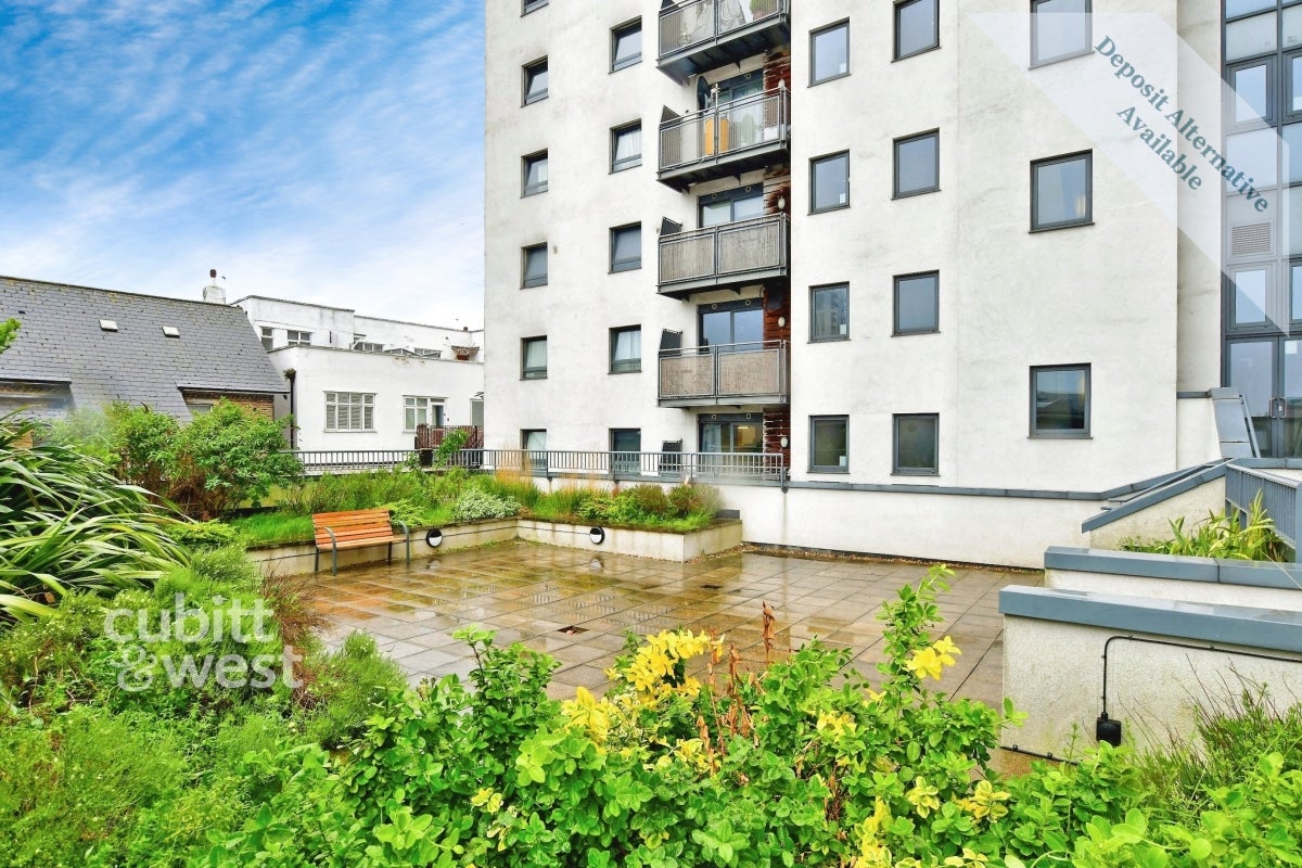 Flat Wheatcroft Court in Greater London