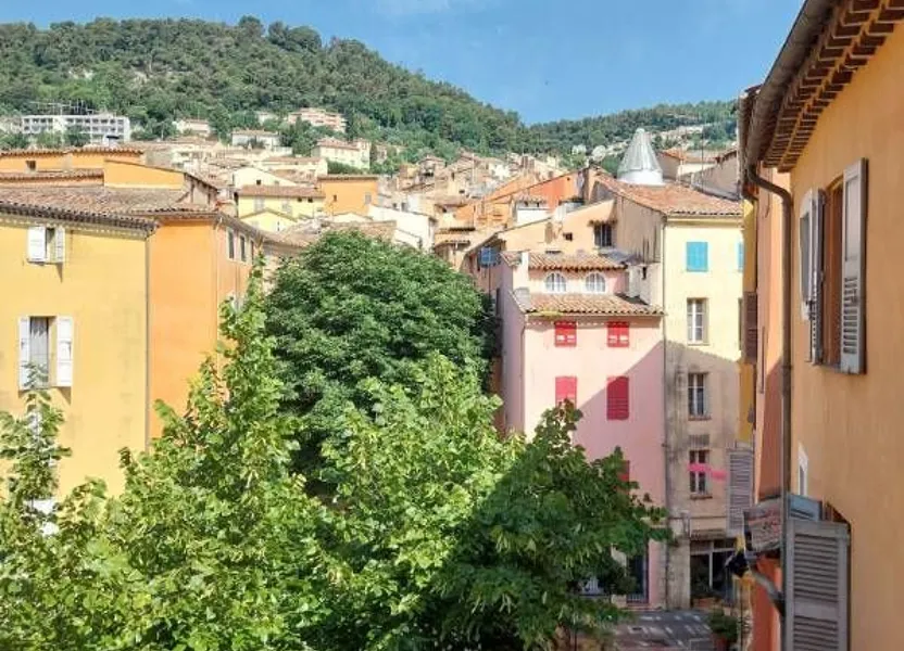 Flat Place de l'Évêché in Grasse