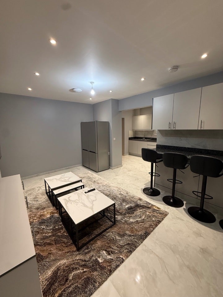 Room Bowes Road in Greater London
