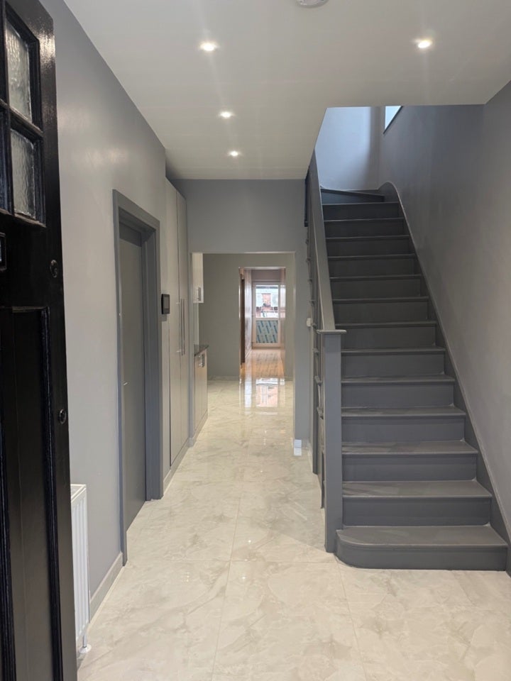 Room Bowes Road in Greater London