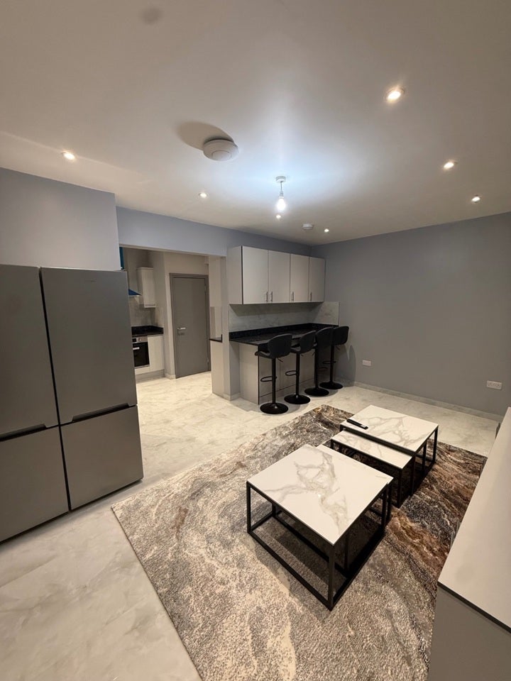 Room Bowes Road in Greater London