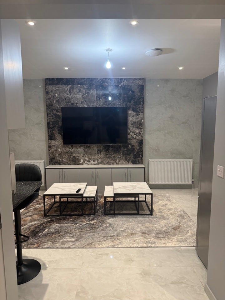Room Bowes Road in Greater London