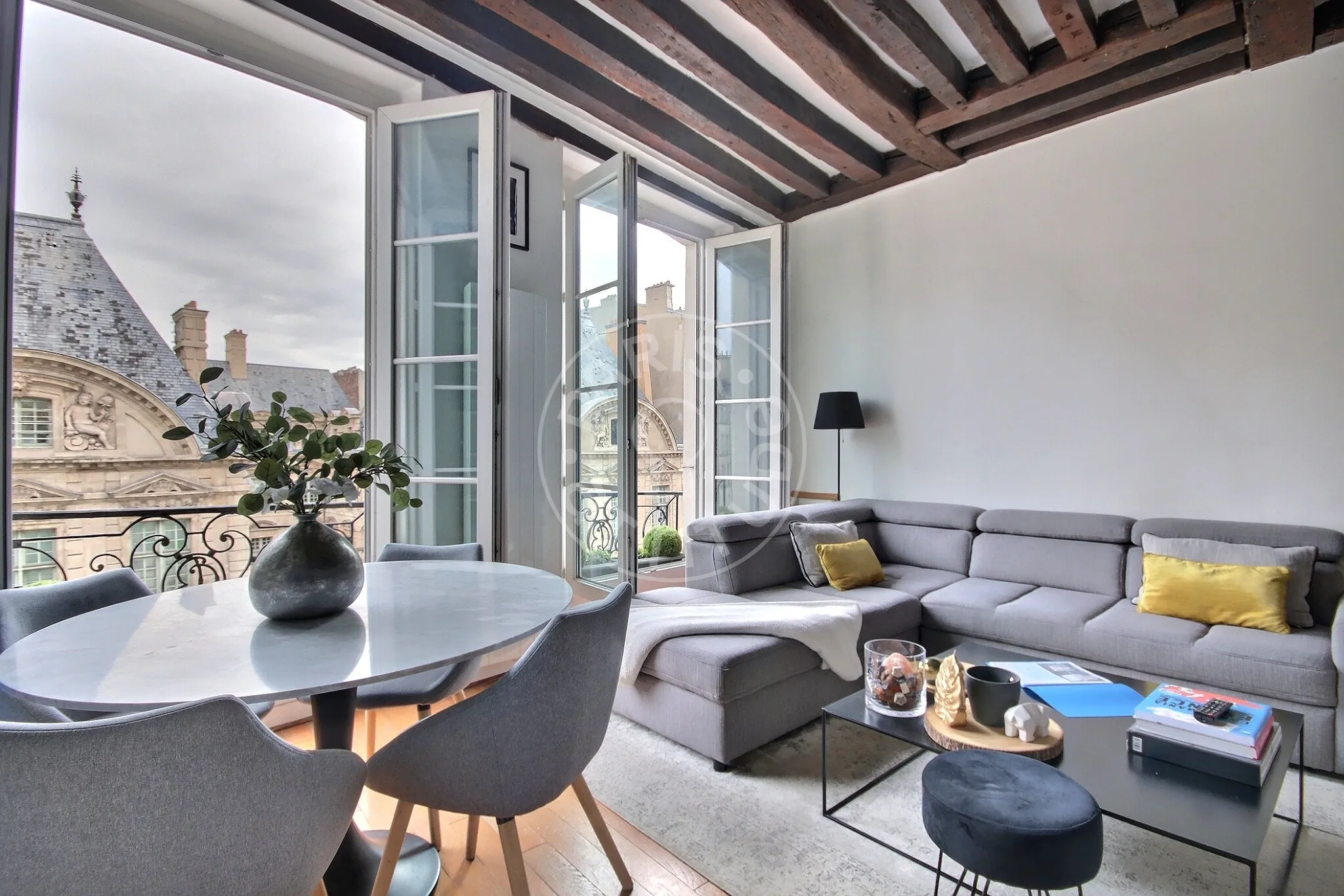 Flat Rue Saint-Antoine in Paris