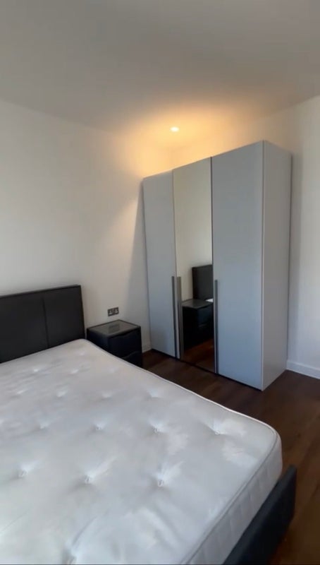 Room Quebec Way in Greater London