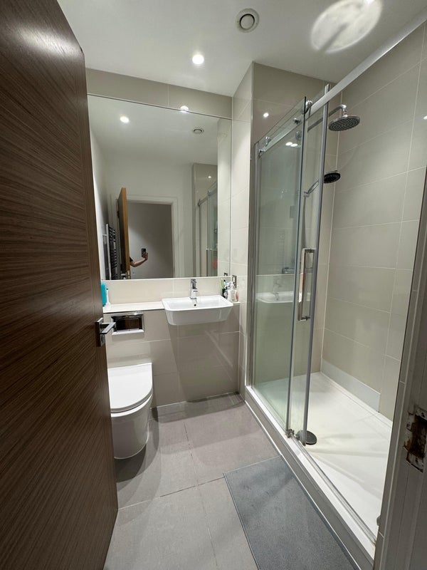 Room Quebec Way in Greater London