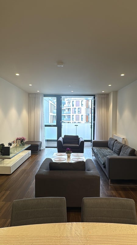 Room Quebec Way in Greater London