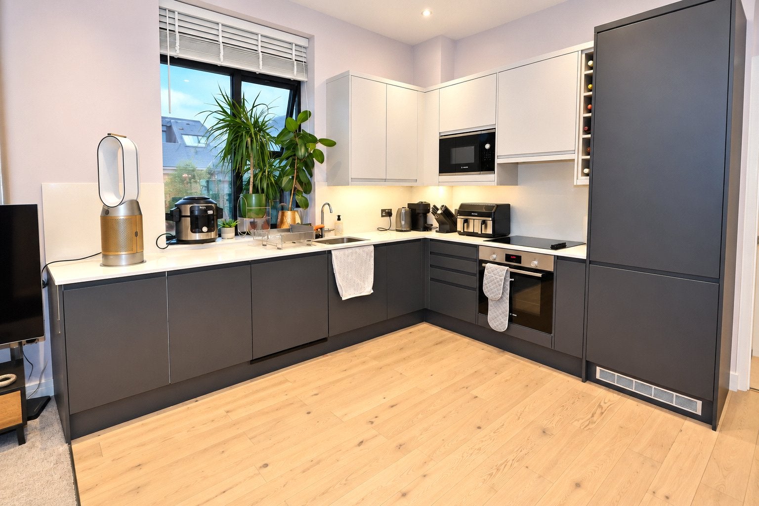 Flat Forsyth Road in Woking