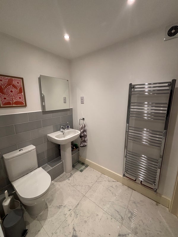 Room The Avenue in Greater London
