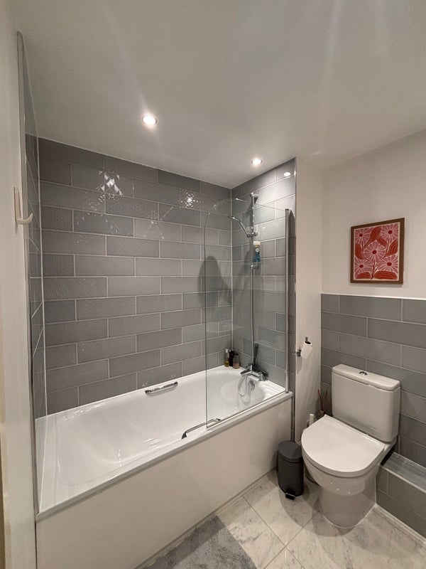 Room The Avenue in Greater London