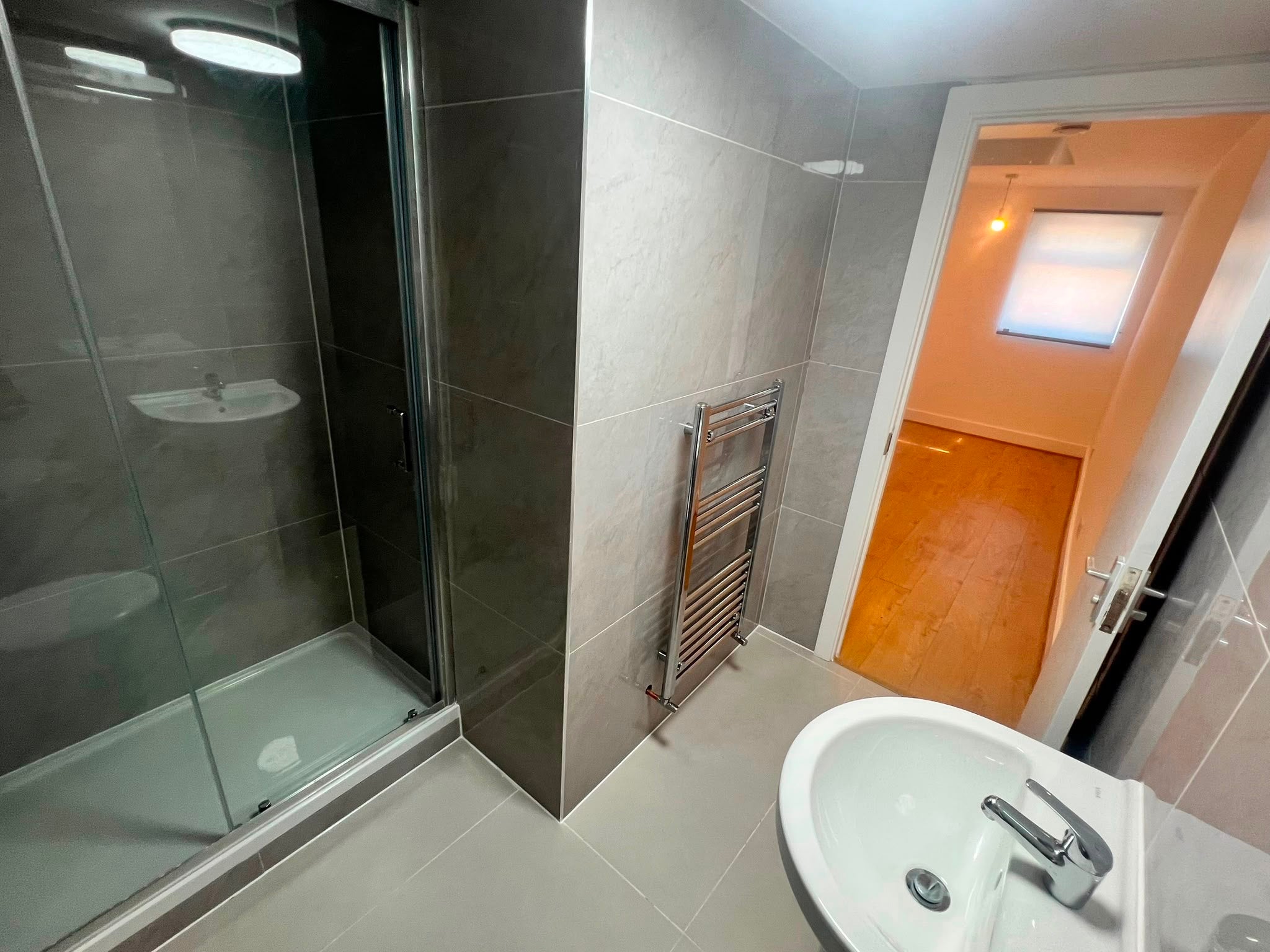 Room Currey Road in Greater London