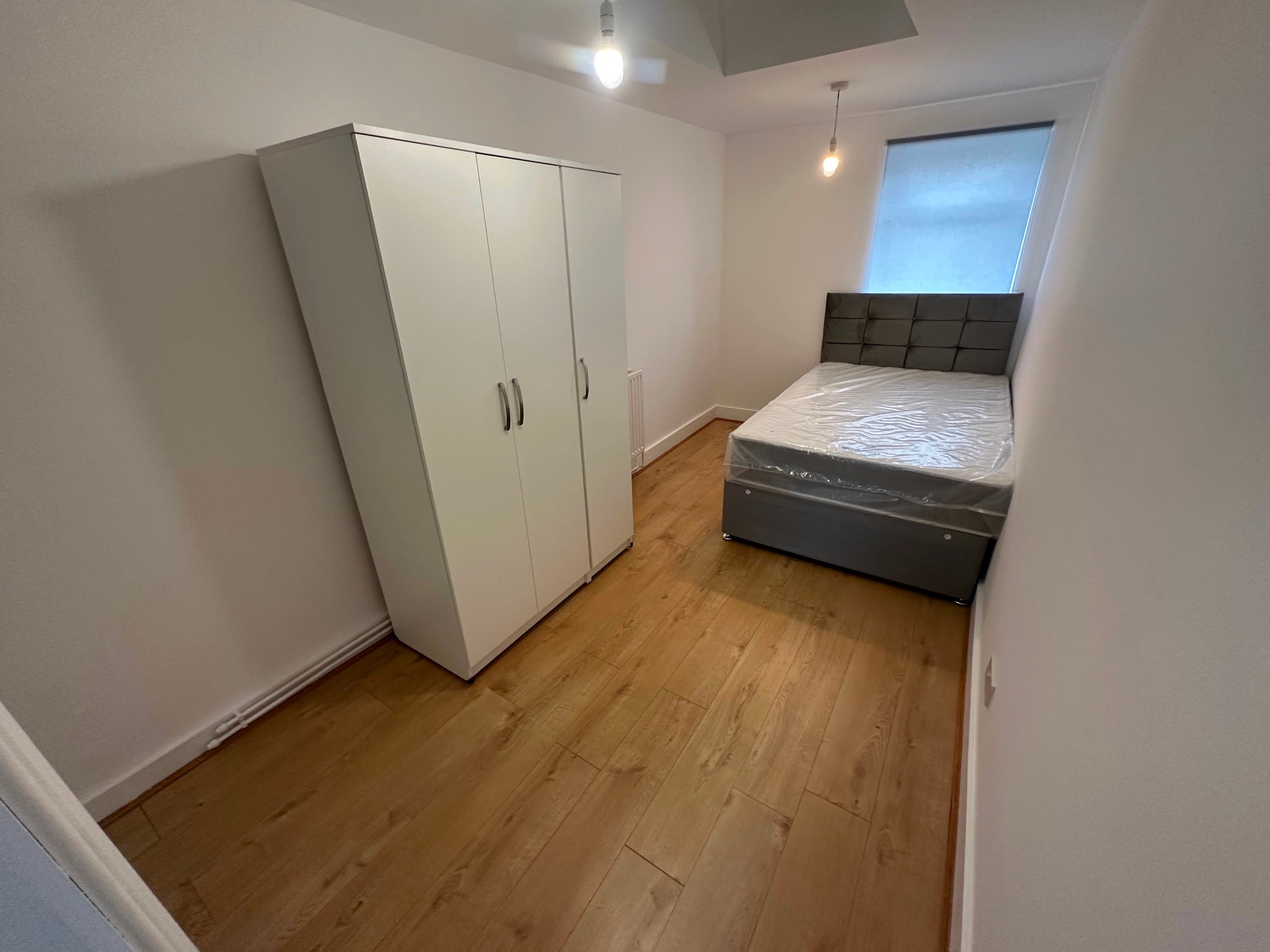Room Currey Road in Greater London