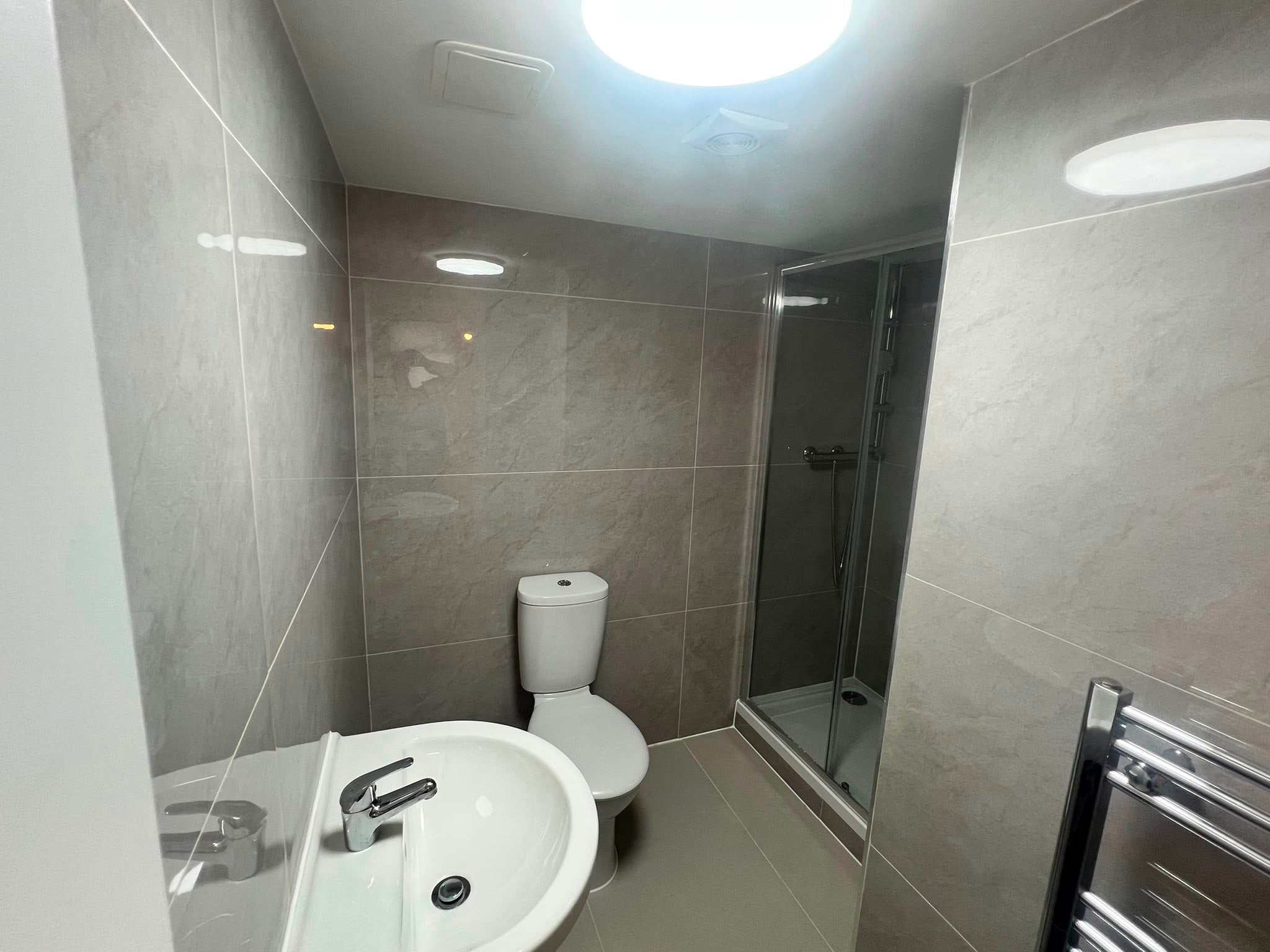 Room Currey Road in Greater London