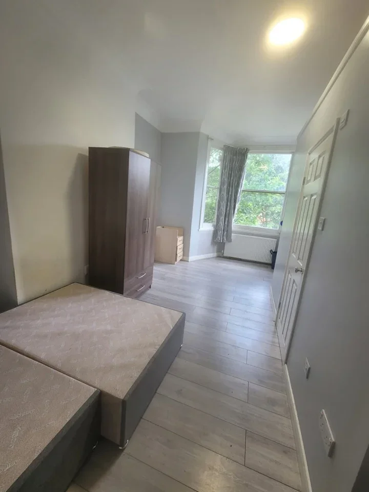 Room Manor Road in Greater London