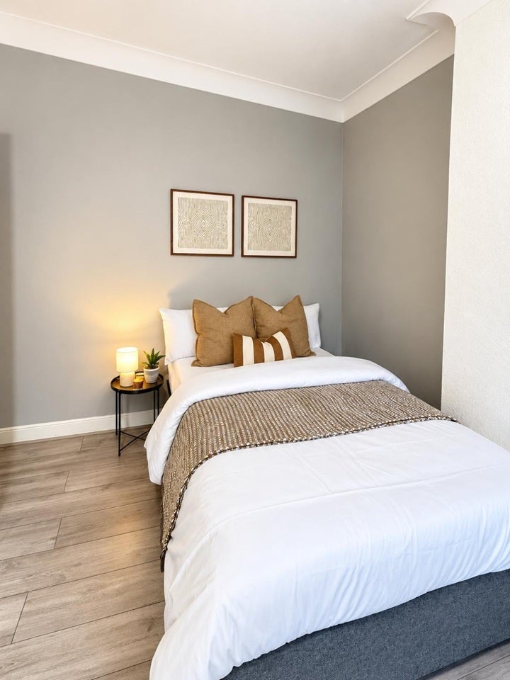 Room Manor Road in Greater London