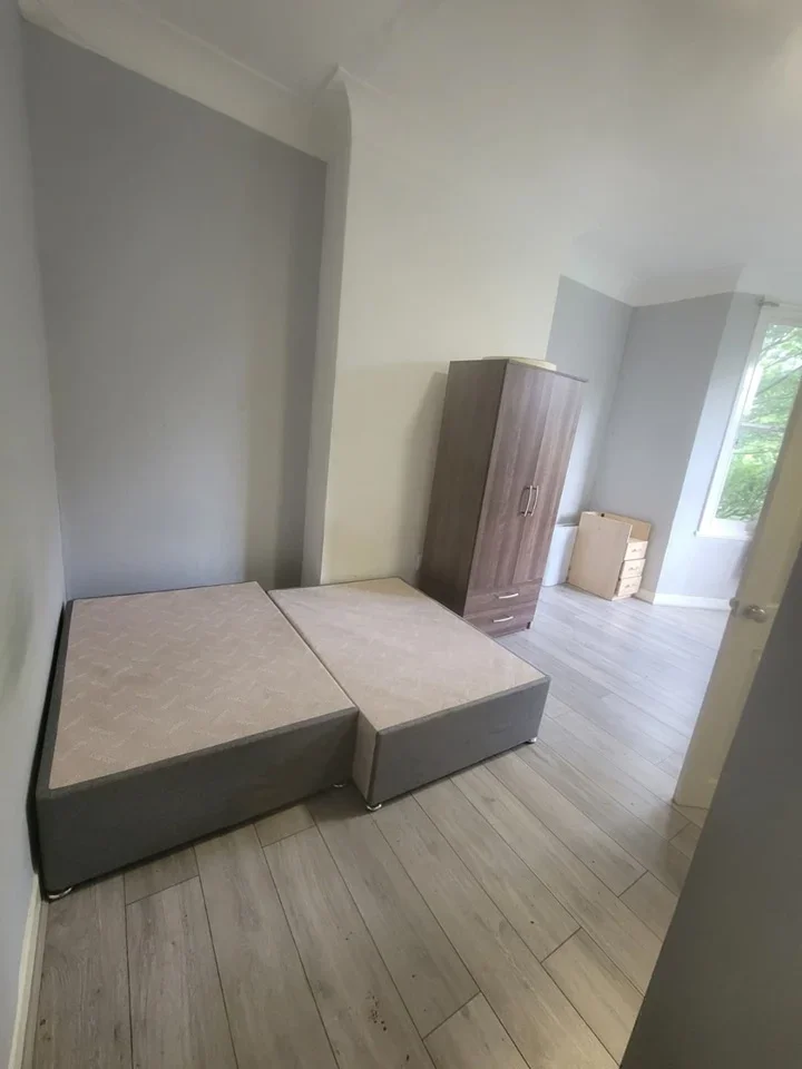 Room Manor Road in Greater London