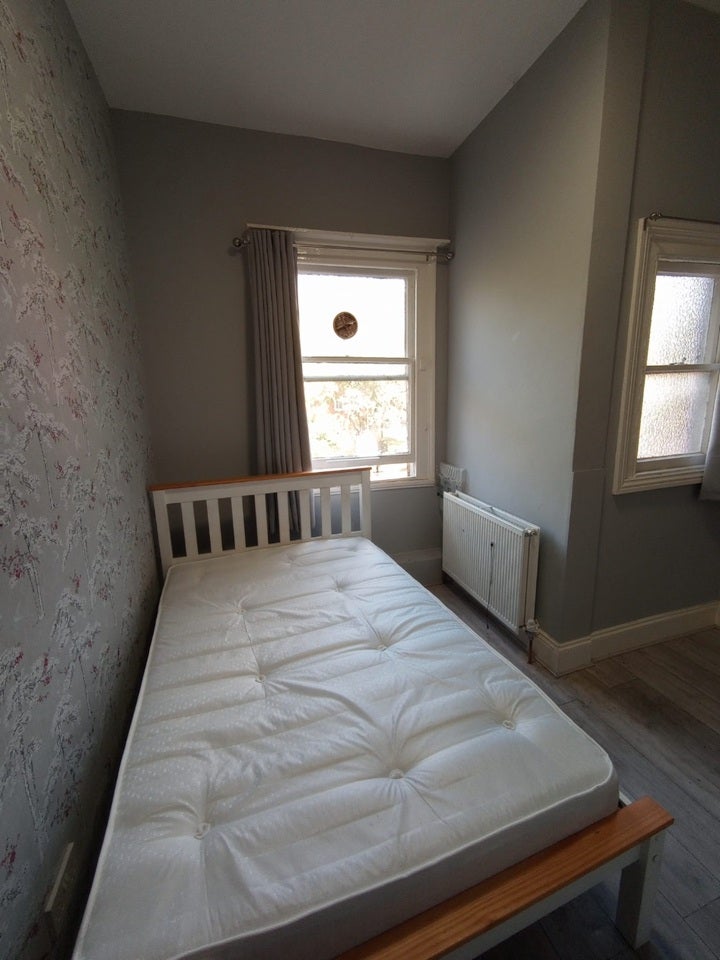 Room Manor Road in Greater London