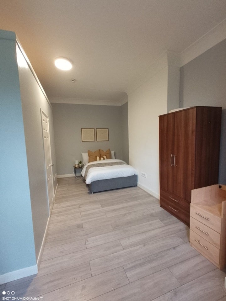 Room Manor Road in Greater London