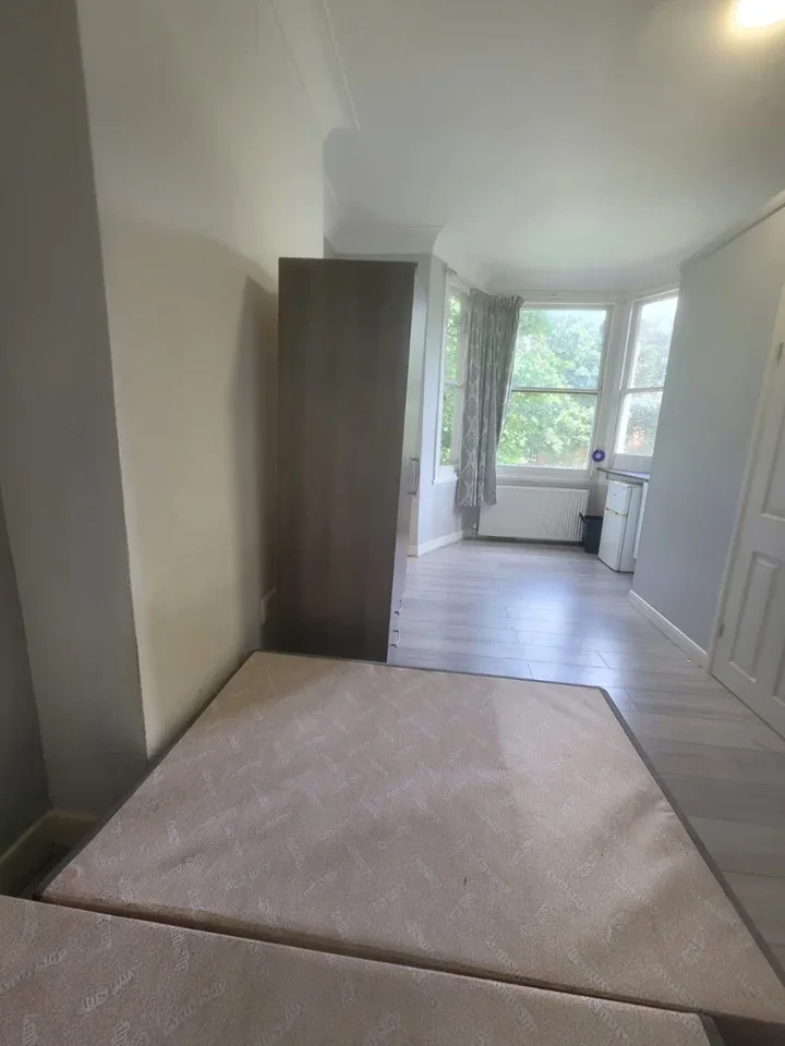 Room Manor Road in Greater London