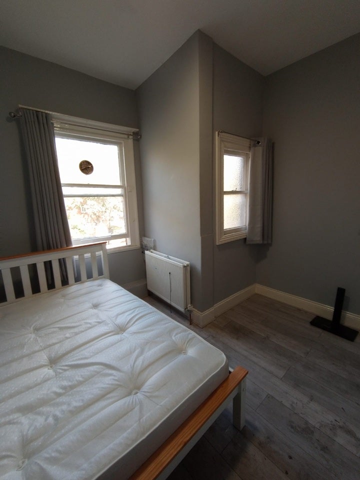 Room Manor Road in Greater London