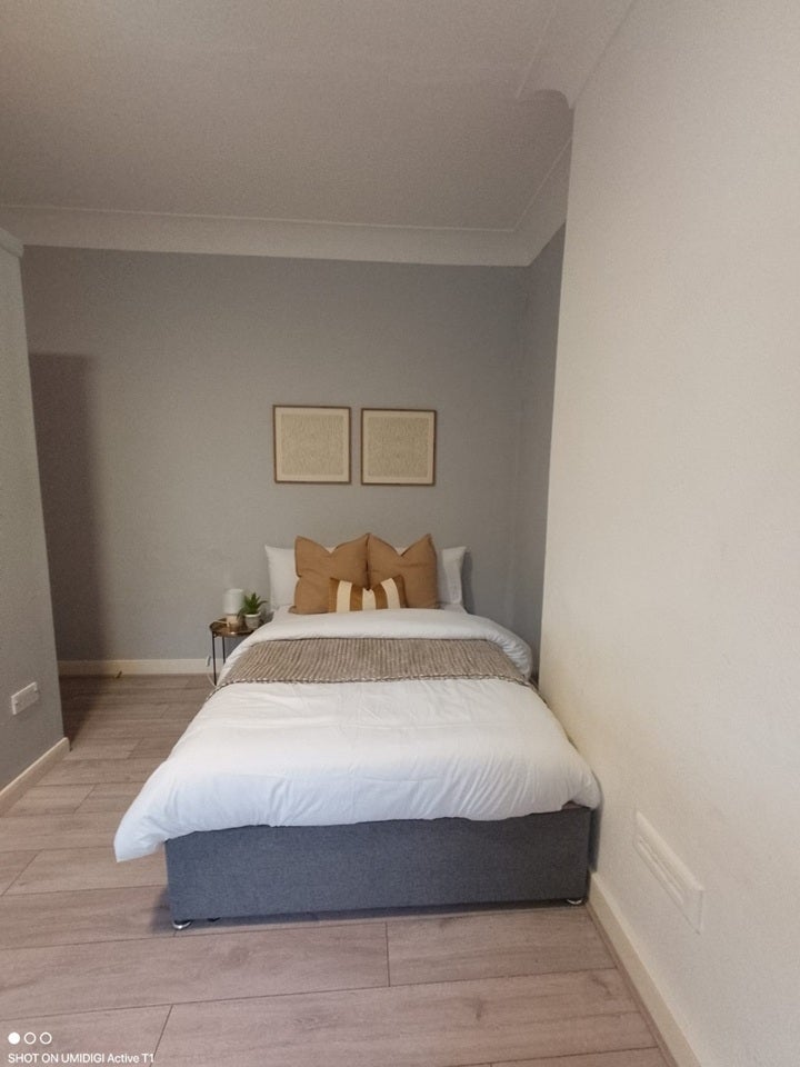 Room Manor Road in Greater London