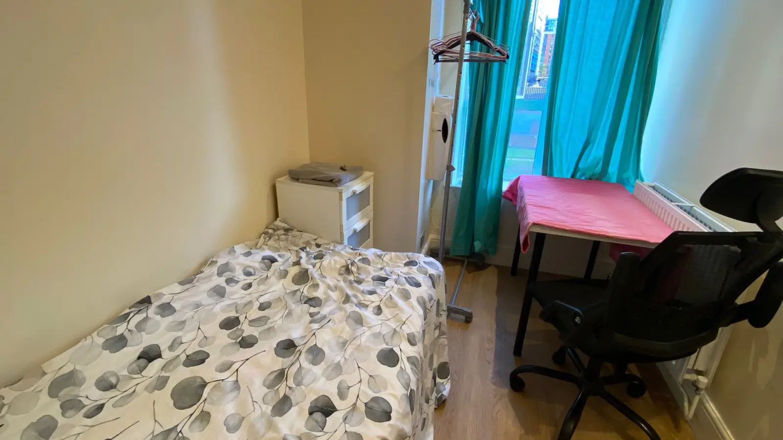 Flat Martindale Avenue in Greater London