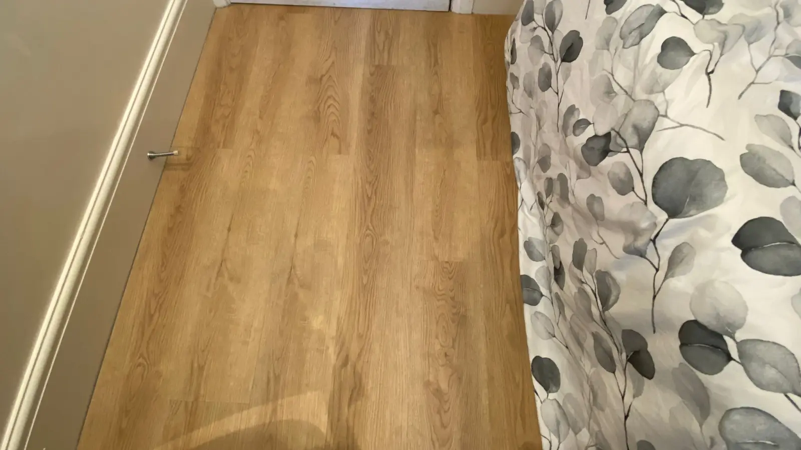 Flat Martindale Avenue in Greater London