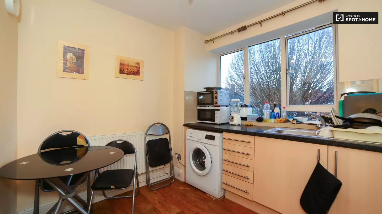 Flat Martindale Avenue in Greater London