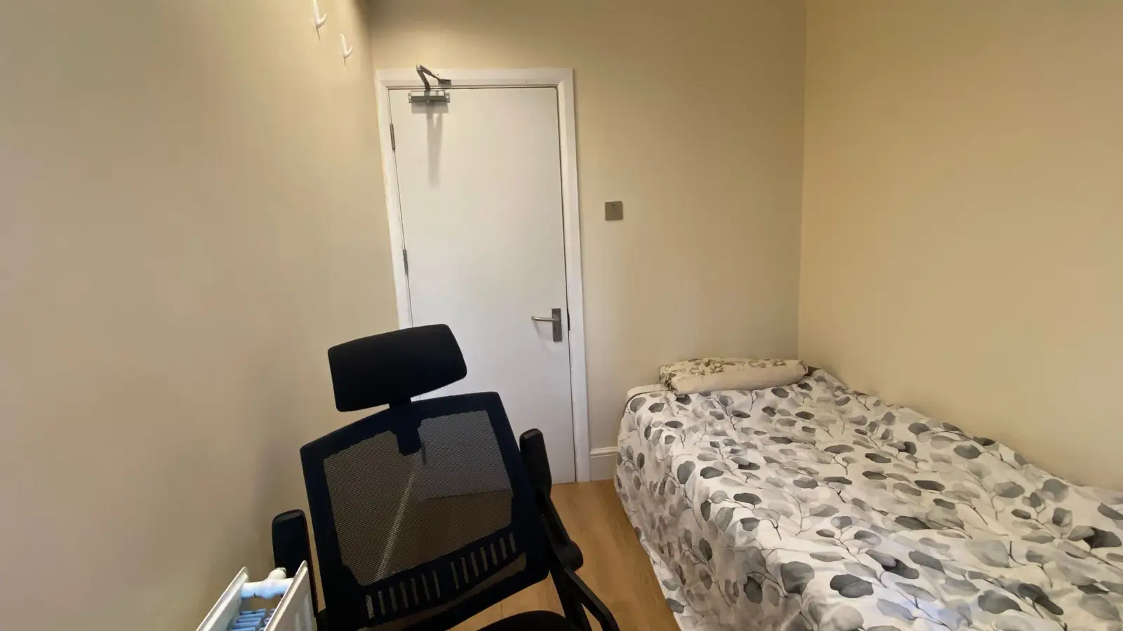 Flat Martindale Avenue in Greater London