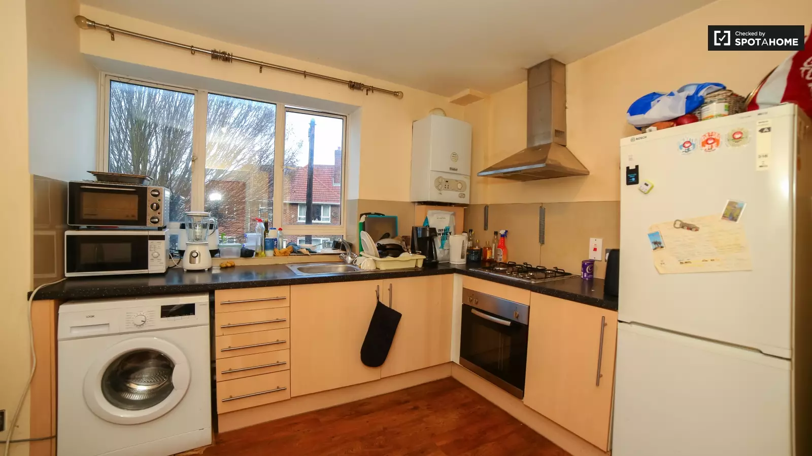 Flat Martindale Avenue in Greater London