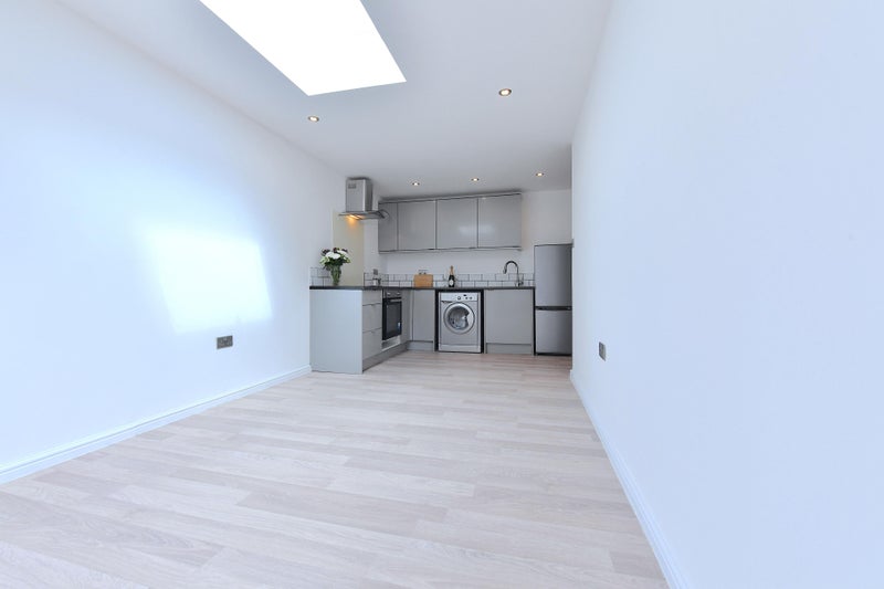 Flat Dawlish Avenue in Greater London