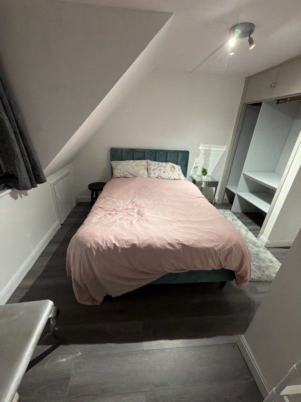 Room Limpsfield Road in Greater London