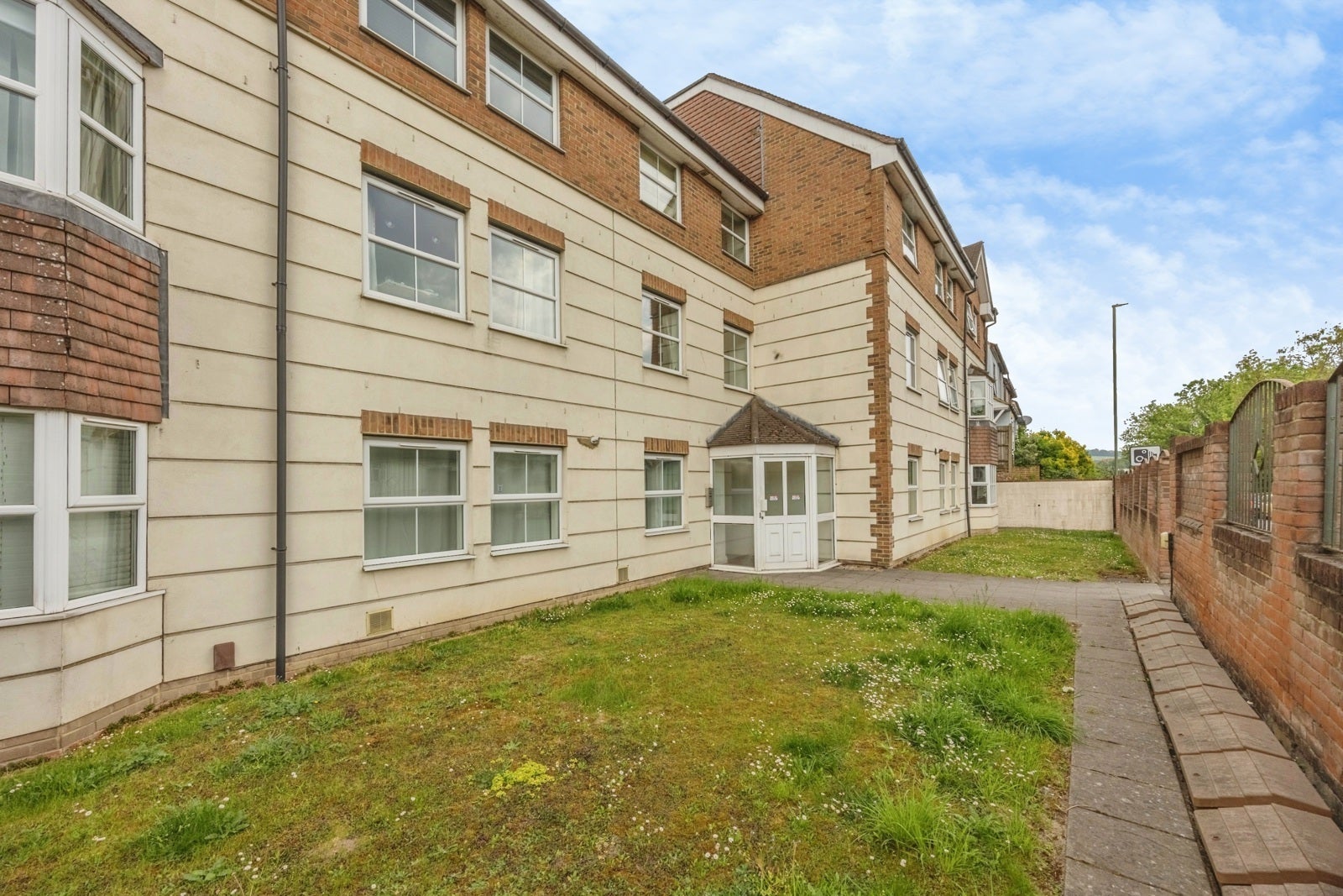 Flat Godstone Road in Caterham