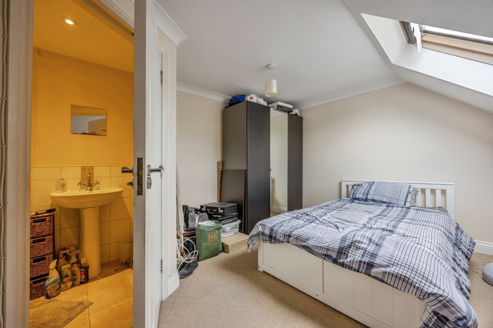 Flat Godstone Road in Caterham