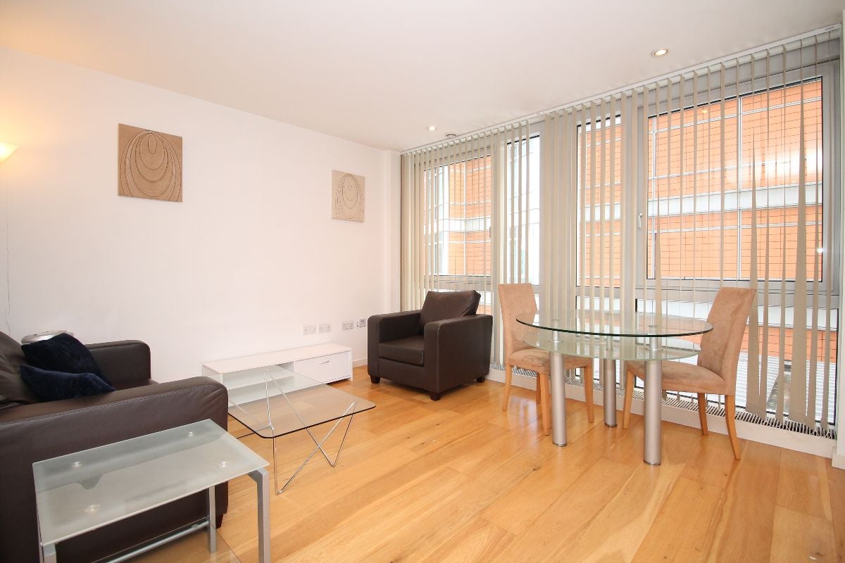 Flat Fairmont Avenue in Greater London