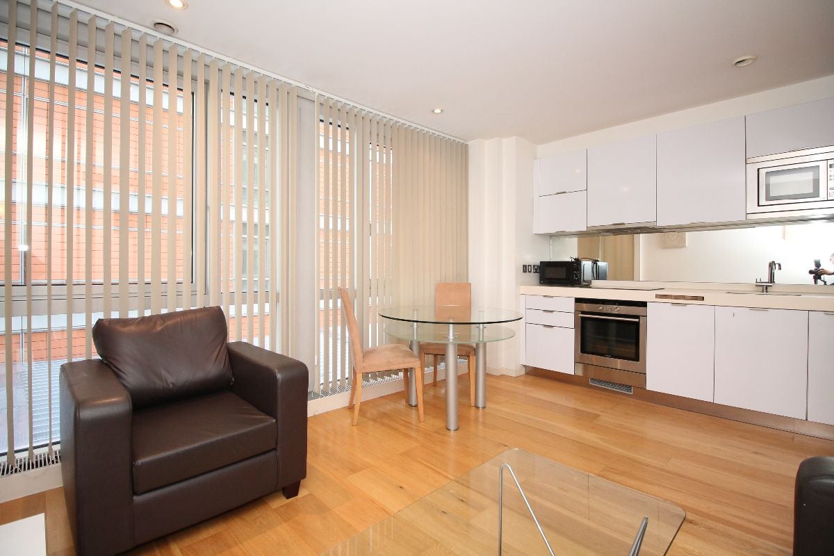 Flat Fairmont Avenue in Greater London