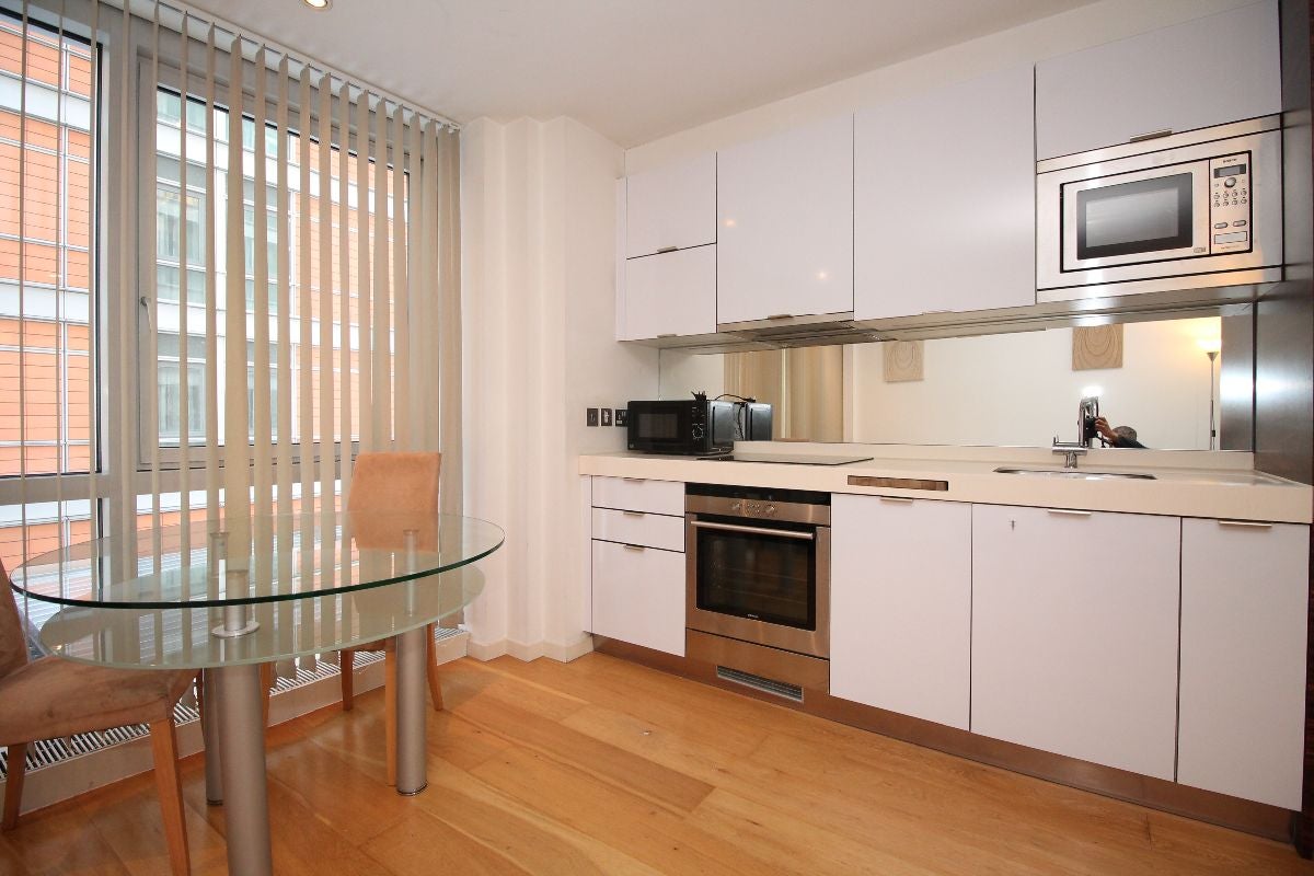 Flat Fairmont Avenue in Greater London