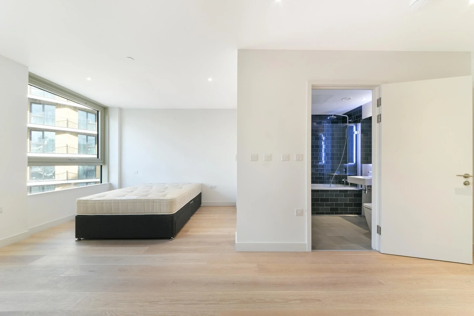 Flat Starboard Way in Greater London