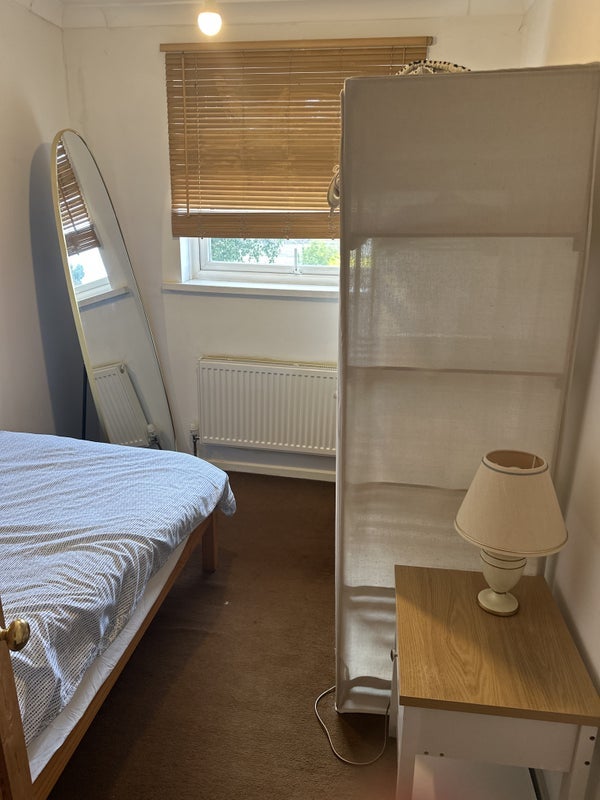 Room Bunces Close in Eton