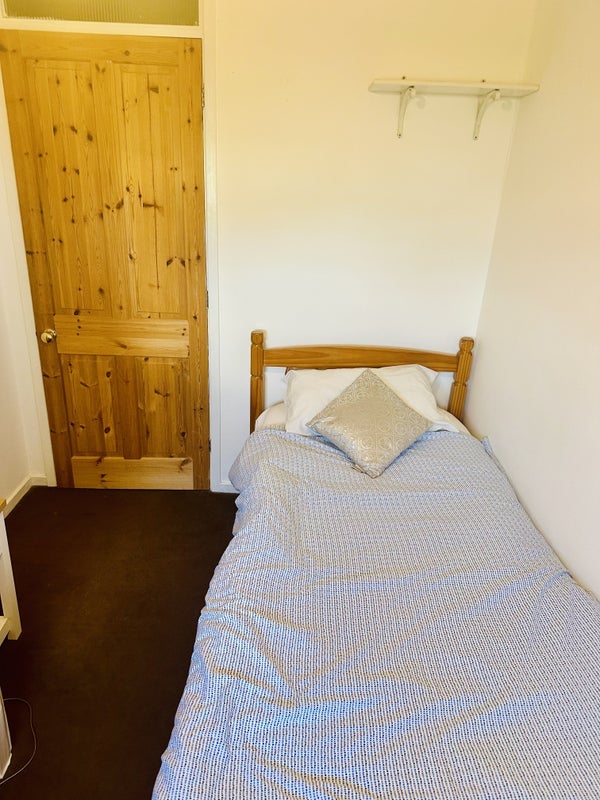 Room Bunces Close in Eton