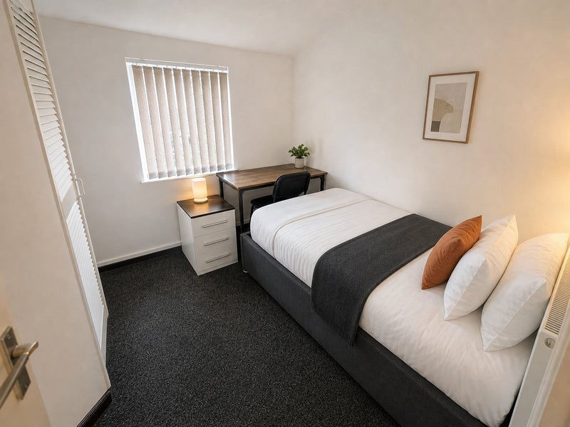Room Hartington Road in Liverpool