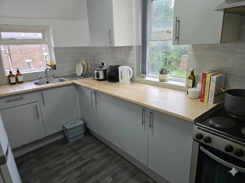 Room Hartington Road in Liverpool