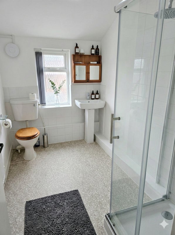 Room Hartington Road in Liverpool