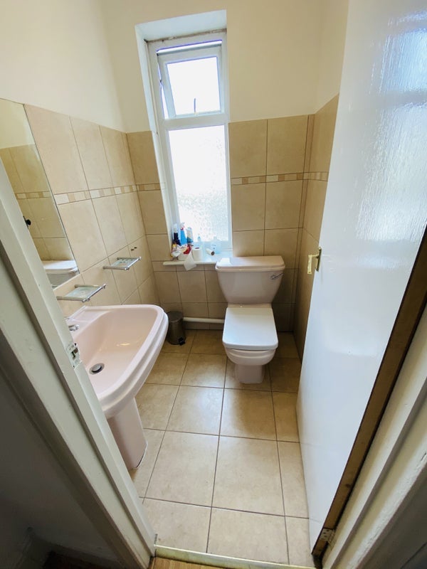 Room Fishponds Road in Bristol