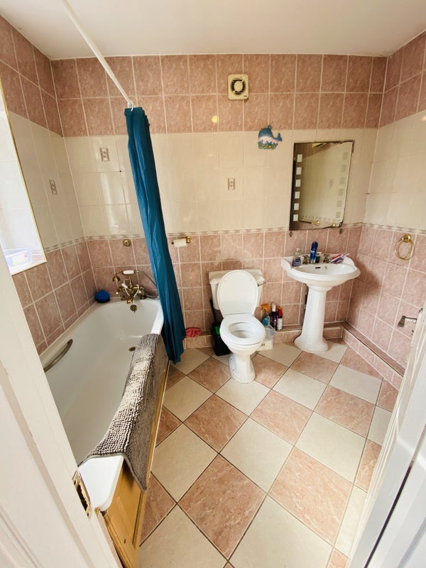 Room Fishponds Road in Bristol